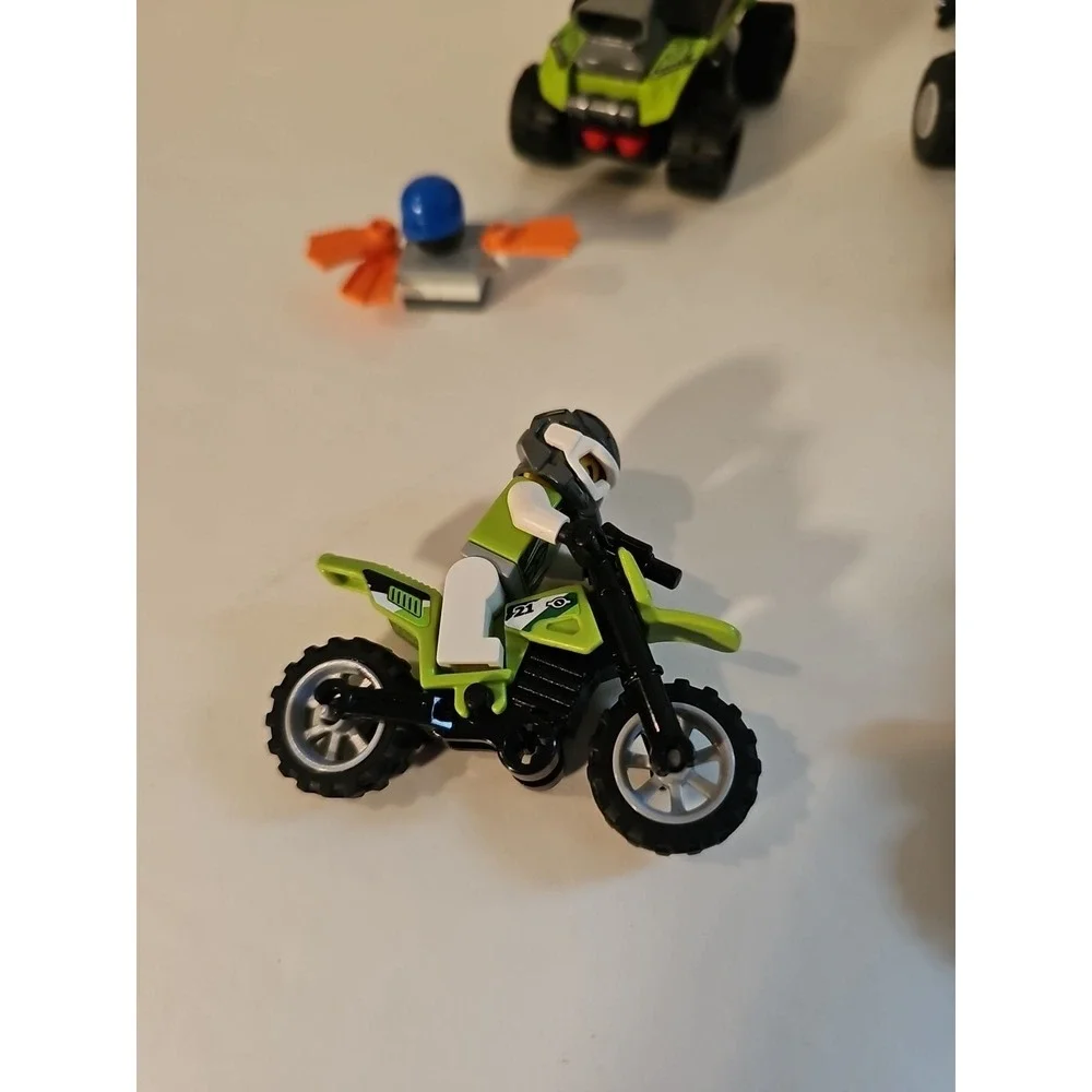 LEGO Racers 8192 Lime Racer Red Racer Motorcycles 2 Mini Figures Look At Picture